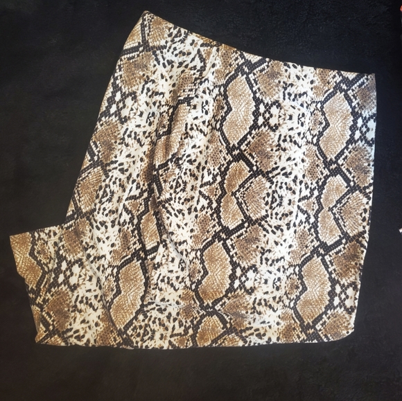 Snake ๐ Print Bodycon Skirt - Picture 2 of 2